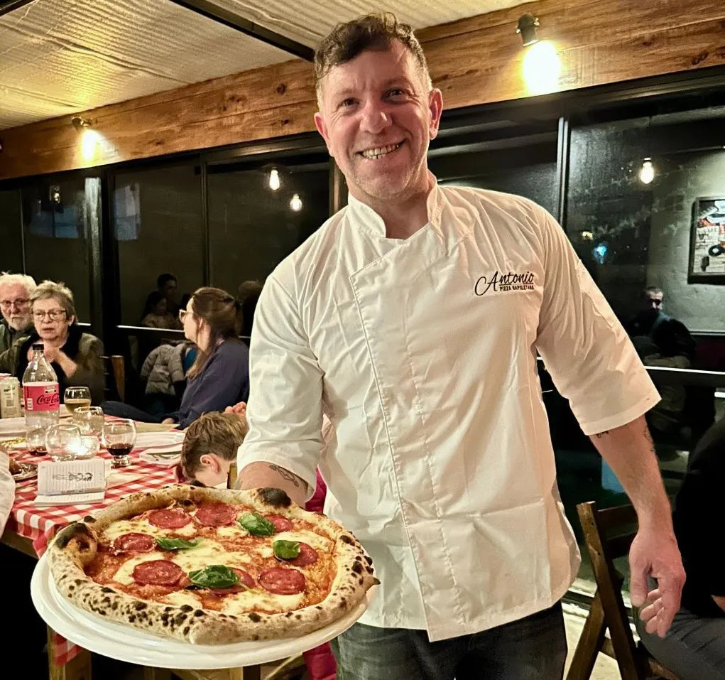 Santiago haciendo pizza Italiana